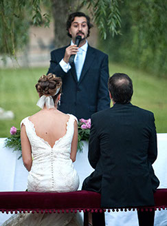 Francisco Formento, maestro de ceremonias, oficiando una ceremonia de boda civil en Zaragoza